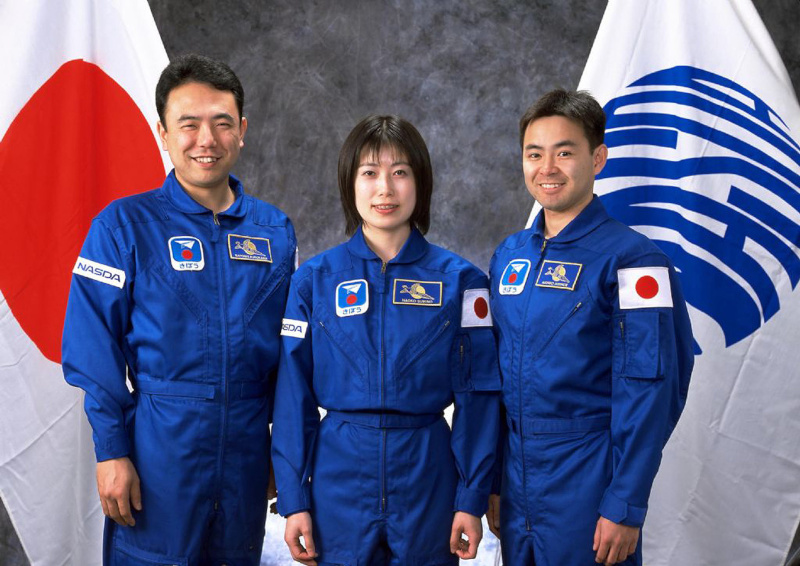 the 1999 Japanese astronaut selections pose in front of national and space agency flags. (l to r) Furukawa, Sumino and Hoshide